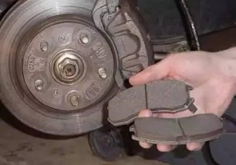 為什么剎車摩擦片兩邊磨損不一樣?